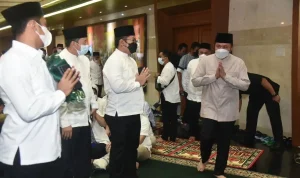 Gubernur Sumsel, Herman Deru, menghadiri acara salat Isya, tarawih, serta witir berjamaah ini, diinisiasi oleh Bank Sumsel Babel di area lobi Kantor Pusat Bank Sumsel Babel, kawasan Jakabaring, Palembang, pada hari Rabu malam, tanggal 6 April 2022. (MUSINEWS.ID/TRI) Gubernur Sumsel, Herman Deru, menghadiri acara salat Isya, tarawih, serta witir berjamaah ini, diinisiasi oleh Bank Sumsel Babel di area lobi Kantor Pusat Bank Sumsel Babel, kawasan Jakabaring, Palembang, pada hari Rabu malam, tanggal 6 April 2022. (MUSINEWS.ID/TRI)