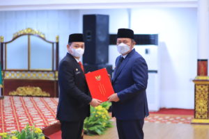 Pada hari Kamis (12/5) pagi, Gubernur Sumsel H. Herman Deru langsung menyerahkan Surat Keputusan Pelaksana Harian Bupati Muara Enim kepada Kurniawan AP. MSi di Griya Agung. (Foto : Humas Prov. Sumsel)