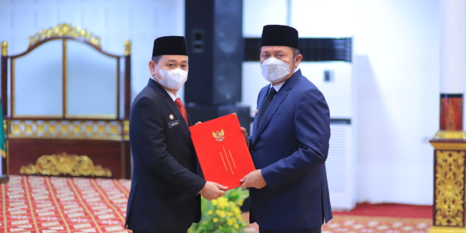 Pada hari Kamis (12/5) pagi, Gubernur Sumsel H. Herman Deru langsung menyerahkan Surat Keputusan Pelaksana Harian Bupati Muara Enim kepada Kurniawan AP. MSi di Griya Agung. (Foto : Humas Prov. Sumsel)