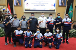 H. Herman Deru di sela perkenalan pelatih berlisensi internasional Perbakin Sumsel dan perkenalan atlet binaan Perbakin Pengprov Sumsel di Auditorium Bina Praja Setda Provinsi Sumsel, pada hari Selasa (10/5). (Foto : Humas Prov. Sumsel)