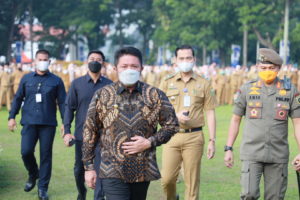 Apel perdana usai libur panjang dan cuti bersama Lebaran Idul Fitri 1443 Hijriah para ASN di lingkungan Pemprov Sumsel diisi dengan agenda halal bihalal, pada hari Senin (9/5). (Foto : Humas Prov. Sumsel)