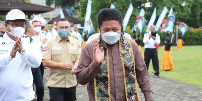 Mengawali agenda kerjanya di akhir pekan, pada hari Sabtu (28/4) pagi Gubernur Sumsel H. Herman Deru membuka Kejuaraan Terbuka Gubernur Cup Persatuan Drum Band Indonesia (PDBI) Provinsi Sumsel. (Foto : Humas Prov. Sumsel)