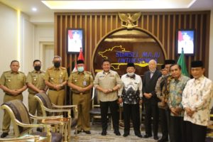 H. Herman Deru saat menerima pengurus Paguyuban Keluarga Jawa Sumatera (Pujasuma) di Ruang Tamu Gubernur, pada hari Senin (23/5). (Foto : Humas Prov. Sumsel)