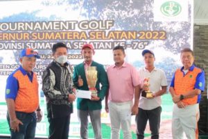 Menggelar tournament golf piala Gubernur yang berlangsung di lapangan golf Kenten Palembang, pada hari Minggu (22/5). (Foto : Humas Prov. Sumsel)