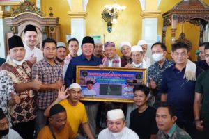 H. Herman Deru ketika menggelar safari Jum'at di Masjid Al-Hijrah Jalan Sukabangun Palembang, pada hari Jum'at (27/5). (Foto : Humas Prov. Sumsel)