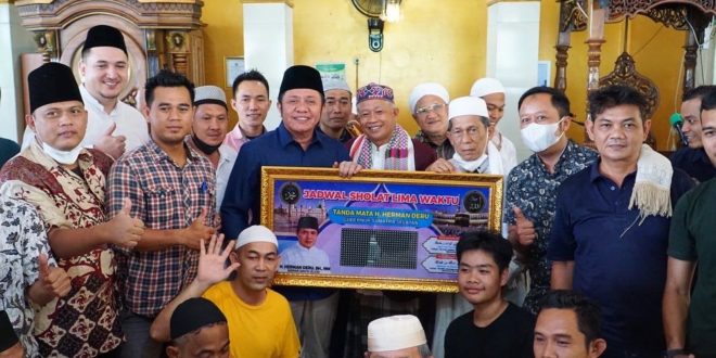 H. Herman Deru ketika menggelar safari Jum'at di Masjid Al-Hijrah Jalan Sukabangun Palembang, pada hari Jum'at (27/5). (Foto : Humas Prov. Sumsel)
