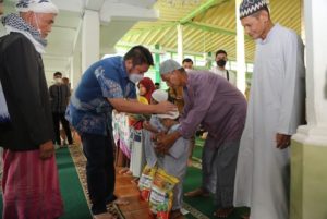 Menjelang Idul fitri 1443 Hijriah, Gubernur Sumatera Selatan (Sumsel) H. Herman Deru santuni anak yatim dan kaum dhuafa yang diberikan secara simbolis di Masjid Kiai Muara Ogan Kertapati Palembang, pada hari Minggu (1/5). (Foto : Humas Prov. Sumsel)