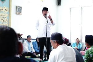 H. Herman Deru penuhi undangan Badan Komunikasi Pemuda Remaja Masjid Indonesia (BKPRMI) Sumsel dalam acara Hallal Bihallal Keluarga besar DPD BKPRMI Kota Palembang, di Masjid Al- Kahfi, pada hari Kamis (26/5). (Foto : Humas Prov. Sumsel)