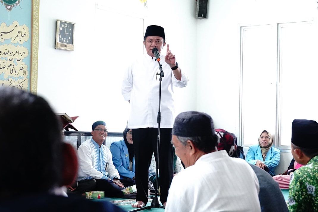 H. Herman Deru penuhi undangan Badan Komunikasi Pemuda Remaja Masjid Indonesia (BKPRMI) Sumsel dalam acara Hallal Bihallal Keluarga besar DPD BKPRMI Kota Palembang, di Masjid Al- Kahfi, pada hari Kamis (26/5). (Foto : Humas Prov. Sumsel)