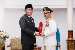 Gubernur Sumsel H. Herman Deru resmi melantik Sekretaris Daerah (Sekda) Kabupaten Musi Banyuasin (Muba), Apriyadi menjadi Penjabat (Pj) Bupati Muba, di Griya Agung pada hari Senin (30/5) siang. (Foto : Humas Prov. Sumsel)
