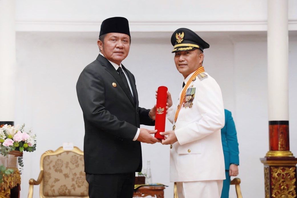 Gubernur Sumsel H. Herman Deru resmi melantik Sekretaris Daerah (Sekda) Kabupaten Musi Banyuasin (Muba), Apriyadi menjadi Penjabat (Pj) Bupati Muba, di Griya Agung pada hari Senin (30/5) siang. (Foto : Humas Prov. Sumsel)