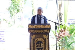 Tampak begitu luar biasa terlihat masyarakat Kota Palembang berbondong-bondong memadati ruangan dan halaman Masjid Agung SMB I Jayo Wikromo Palembang untuk melaksanakan Sholat Idul Fitri 1443 Hijriah, pada hari Senin (2/5) pagi. (Foto : Humas Prov. Sumsel)