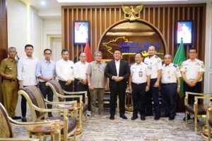 H. Herman Deru ketika menerima audiensi Kepala Balai Pengelola Light Rail Transit (LRT), pada hari Senin (30/5) siang. (Foto : Humas Prov. Sumsel)