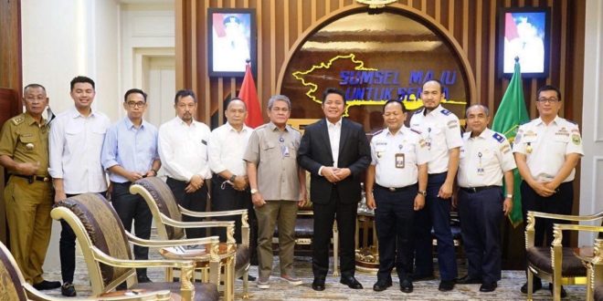 H. Herman Deru ketika menerima audiensi Kepala Balai Pengelola Light Rail Transit (LRT), pada hari Senin (30/5) siang. (Foto : Humas Prov. Sumsel)