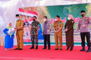Beni Hernedi menyerahkan secara simbolis bantuan perbaikan rumah kepada warga pada acara Kunker ke Kecamatan Batang Hari Leko, hari Selasa tanggal 10 Meil 2022. (foto : mubakab.go.id)