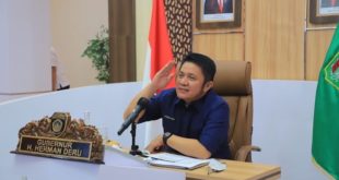 Gubernur Sumsel H. Herman Deru sebagai Narasumber pada acara Sarasehan HUT ke-15 Kabupaten Empat Lawang dengan tema "Empat Lawang Menuju Kancah Nasional" yang digelar secara virtual di Command Center Kantor Gubernur Sumsel, pada hari Rabu (11/5). (Foto : Humas Prov. Sumsel)