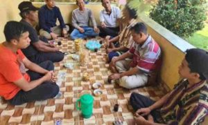 Tokoh Muda Minang, Bembi Perdana, mengunjungi rumah korban perampokan dan pemerkosaan. (foto : Jamil)
