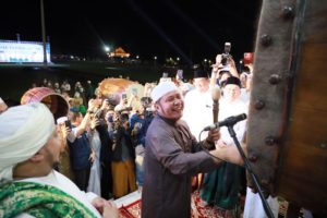 lantunan takbir terus dikumandangkan Gubernur dan jemaah yang hadir di Griya Agung Minggu (1/5) malam. (Foto : Humas Prov. Sumsel)