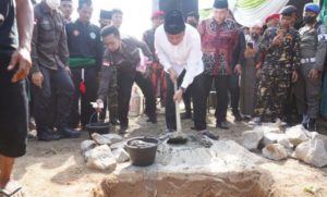 Gubernur Sumsel, Herman Deru, melakukan peletakan batu pertama pembangunan Gedung Sholawat Nariyah di Desa Air Asam Kabupaten Muara Enim. (foto : Humas Pemprov Sumsel)