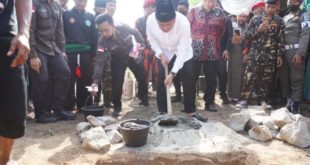 Gubernur Sumsel, Herman Deru, melakukan peletakan batu pertama pembangunan Gedung Sholawat Nariyah di Desa Air Asam Kabupaten Muara Enim. (foto : Humas Pemprov Sumsel)