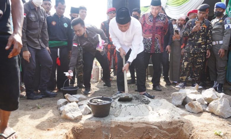 Gubernur Sumsel, Herman Deru, melakukan peletakan batu pertama pembangunan Gedung Sholawat Nariyah di Desa Air Asam Kabupaten Muara Enim. (foto : Humas Pemprov Sumsel)