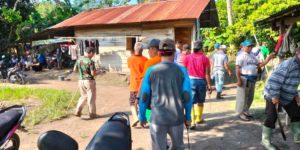 Warga Kelurahan Cambai Kota Prabumulih Gotong Royong Mencari Ular Piton. (foto : SMSI Prabumulih)
