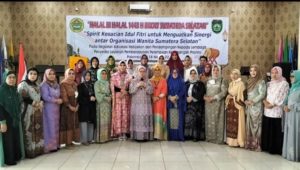 Badan Kerja Sama Organisasi Wanita (BKOW) Provinsi Sumatera Selatan (Sumsel), Hj. Fauziah Mawardi Yahya, foto bersama dengan pengurus dan anggota pada halal bihalal di Gedung Wanita, Jalan Kapten A. Rivai, Palembang, pada hari Rabu tanggal 18 Mei 2022. (foto : SMSI Sumsel)