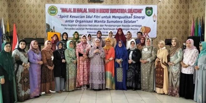 Badan Kerja Sama Organisasi Wanita (BKOW) Provinsi Sumatera Selatan (Sumsel), Hj. Fauziah Mawardi Yahya, foto bersama dengan pengurus dan anggota pada halal bihalal di Gedung Wanita, Jalan Kapten A. Rivai, Palembang, pada hari Rabu tanggal 18 Mei 2022. (foto : SMSI Sumsel)