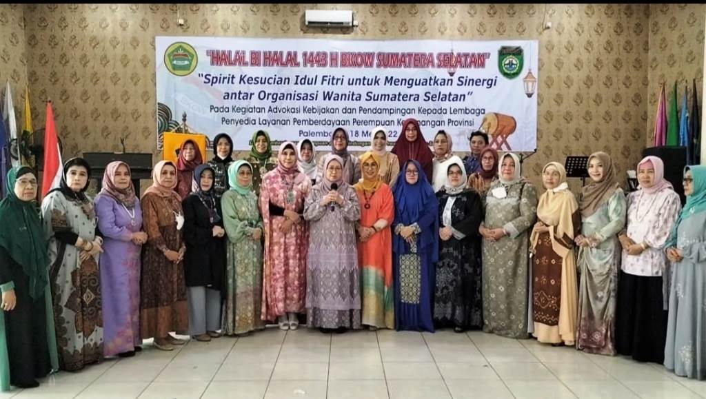 Badan Kerja Sama Organisasi Wanita (BKOW) Provinsi Sumatera Selatan (Sumsel), Hj. Fauziah Mawardi Yahya, foto bersama dengan pengurus dan anggota pada halal bihalal di Gedung Wanita, Jalan Kapten A. Rivai, Palembang, pada hari Rabu tanggal 18 Mei 2022. (foto : SMSI Sumsel)