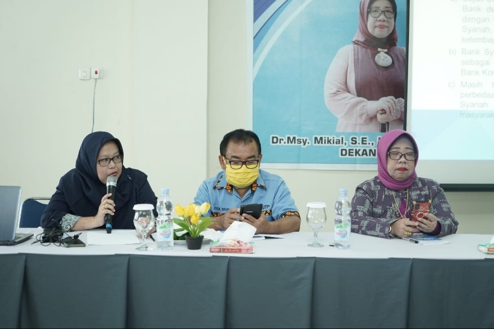 Fakultas Ekonomi Universitas Tridinanti Palembang (FE UTP) menggelar Seminar Nasional dengan tema 'Profetika Manajemen Perbankan Syariah dari Perspektif Praktis' yang berlangsung di Aula FE UTP, pada hari Rabu tanggal 18 Mei 2022. (foto : Humas UTP)
