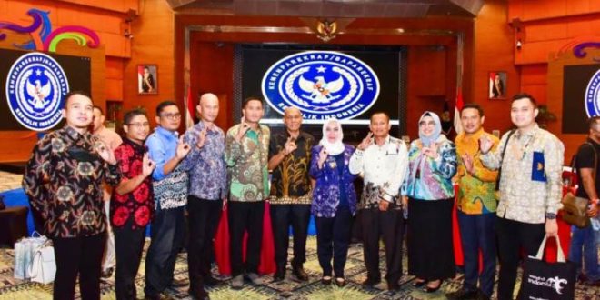 Bupati Kabupaten Musi Rawas (Mura), Hj. Ratna Machmud, bersama dengan rombongan setelah paparan di hadapan Sandiaga Uno. (foto : Febri)