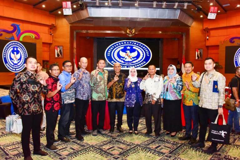 Bupati Kabupaten Musi Rawas (Mura), Hj. Ratna Machmud, bersama dengan rombongan setelah paparan di hadapan Sandiaga Uno. (foto : Febri)