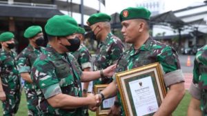Kepala Staf Angkatan Darat (KSAD), Jenderal TNI Dudung Abdurachman, memberikan penghargaan kepada 47 personel gabungan TNI AD dan Polri yang berhasil melumpuhkan anggota Kelompok Separatis Teroris Papua pembunuh Babinsa Kabupaten Yalimo Papua, Sertu Eka Andrianto Hasugian dan istrinya Sri Lestari Putri, di Mabesad Jakarta pada hari Senin tanggal 9 Mei 2022. (foto : Dinas Penerangan TNI Angkatan Darat)