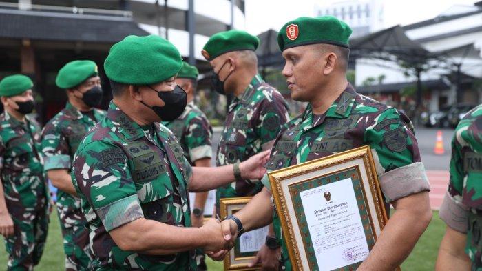 Kepala Staf Angkatan Darat (KSAD), Jenderal TNI Dudung Abdurachman, memberikan penghargaan kepada 47 personel gabungan TNI AD dan Polri yang berhasil melumpuhkan anggota Kelompok Separatis Teroris Papua pembunuh Babinsa Kabupaten Yalimo Papua, Sertu Eka Andrianto Hasugian dan istrinya Sri Lestari Putri, di Mabesad Jakarta pada hari Senin tanggal 9 Mei 2022. (foto : Dinas Penerangan TNI Angkatan Darat)