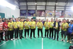 H. Herman Deru secara resmi membuka Kejuaraan Badminton Bhayangkara Cup Polda Sumsel bertempat di Lapangan Badminton Bhayangkara Gedung Warsito Pakri Palembang, pada hari Jum’at (24/6) malam. (Foto : Humas Prov. Sumsel)