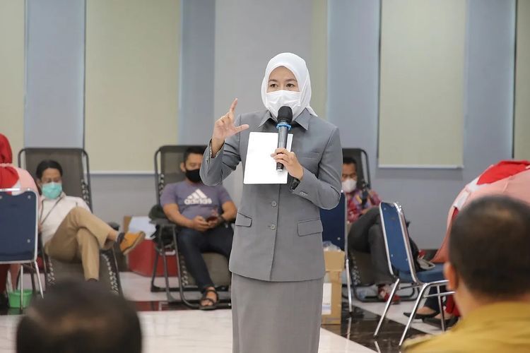 Ketua Palang Merah Indonesia (PMI) Kota Palembang, Fitrianti Agustinda, hadir di kegiatan donor darah BRI. (Foto : DisKominfo Palembang)
