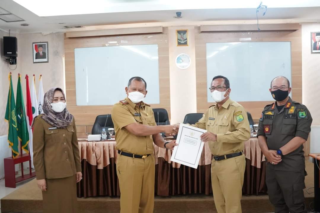 Pj. Bupati Kabupaten Musi Banyuasin (Muba), H. Apriyadi, melalui Pj. Sekretaris Daerah (Sekda) Muba, menyerahkan SK Plt. Direktur RSUD Sekayu kepada dr. H. Azmi Dariusmansyah, pada hari Senin tanggal 13 Juni 2022. (foto : akun Facebook Pemkab Muba)