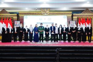H. Herman Deru dalam arahannya saat menghadiri pengukuhan kepengurusan PERWOSI Sumsel dan Pengurus Cabang PERWOSI Kabupaten/kota yang digelar di Griya Agung Palembang, pada hari Rabu (29/6) siang. (Foto : Humas Prov. Sumsel)