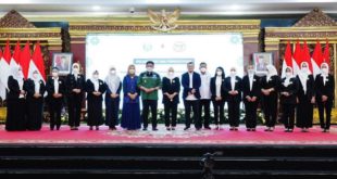 H. Herman Deru dalam arahannya saat menghadiri pengukuhan kepengurusan PERWOSI Sumsel dan Pengurus Cabang PERWOSI Kabupaten/kota yang digelar di Griya Agung Palembang, pada hari Rabu (29/6) siang. (Foto : Humas Prov. Sumsel)