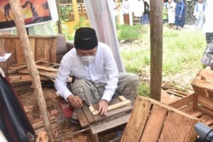 Gubernur H. Herman Deru kerap kali meninjau langsung usaha yang dikelola oleh masyarakat, Seperti saat safari Jum'at yang dilakukannya di Masjid Jamik At Taubah di Jalan KH Wahid Hasyim, Tuan Kentang Palembang, pada Jum'at (6/5). (Foto : Humas Prov. Sumsel)