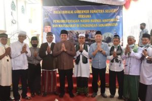 H. Herman Deru menghadiri Halal Bilhalal bersama jemaah dan  pengurus masjid Husnul Khotimah dan warga Sukawinatan Palembang, pada hari Senin (16/5). (Foto : Humas prov. Sumsel)