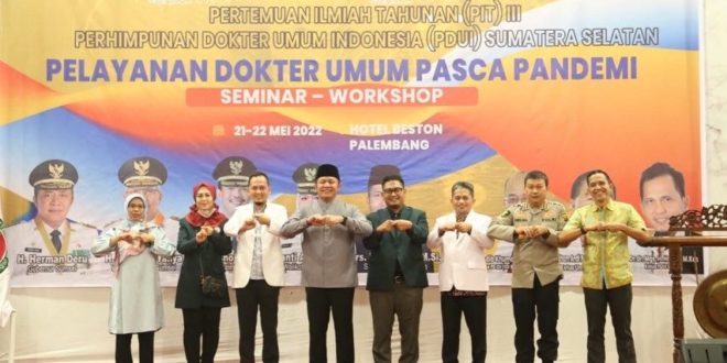 H. Herman Deru membuka langsung Pekan Ilmiah Tahunan (PIT) III Tahun 2022 Perhimpunan Dokter Umum Indonesia (PDUI), di Ballroom Hotel Beston Palembang, pada hari Sabtu (21/5). (Foto : Humas Prov. Sumsel)