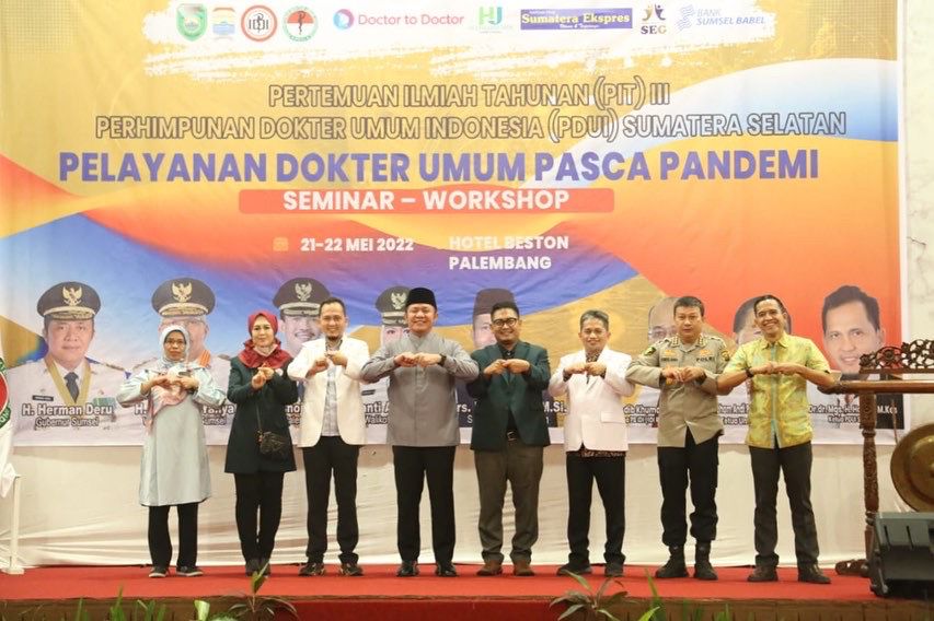 H. Herman Deru membuka langsung Pekan Ilmiah Tahunan (PIT) III Tahun 2022 Perhimpunan Dokter Umum Indonesia (PDUI), di Ballroom Hotel Beston Palembang, pada hari Sabtu (21/5). (Foto : Humas Prov. Sumsel)