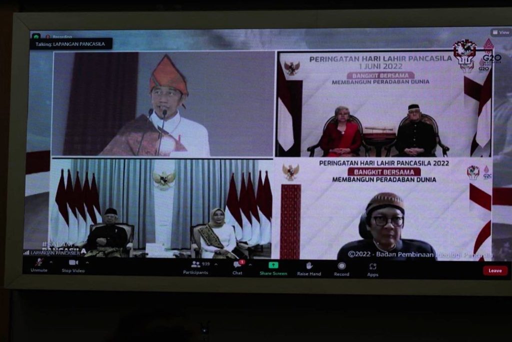 Ir. H. SA Supriono berkesempatan mengikuti Upacara Peringatan Hari Pancasila secara virtual bertempat di auditorium Binapraja kantor Gubernur Sumsel, pada hari Rabu (1/6). (Foto : Humas Prov. Sumsel)