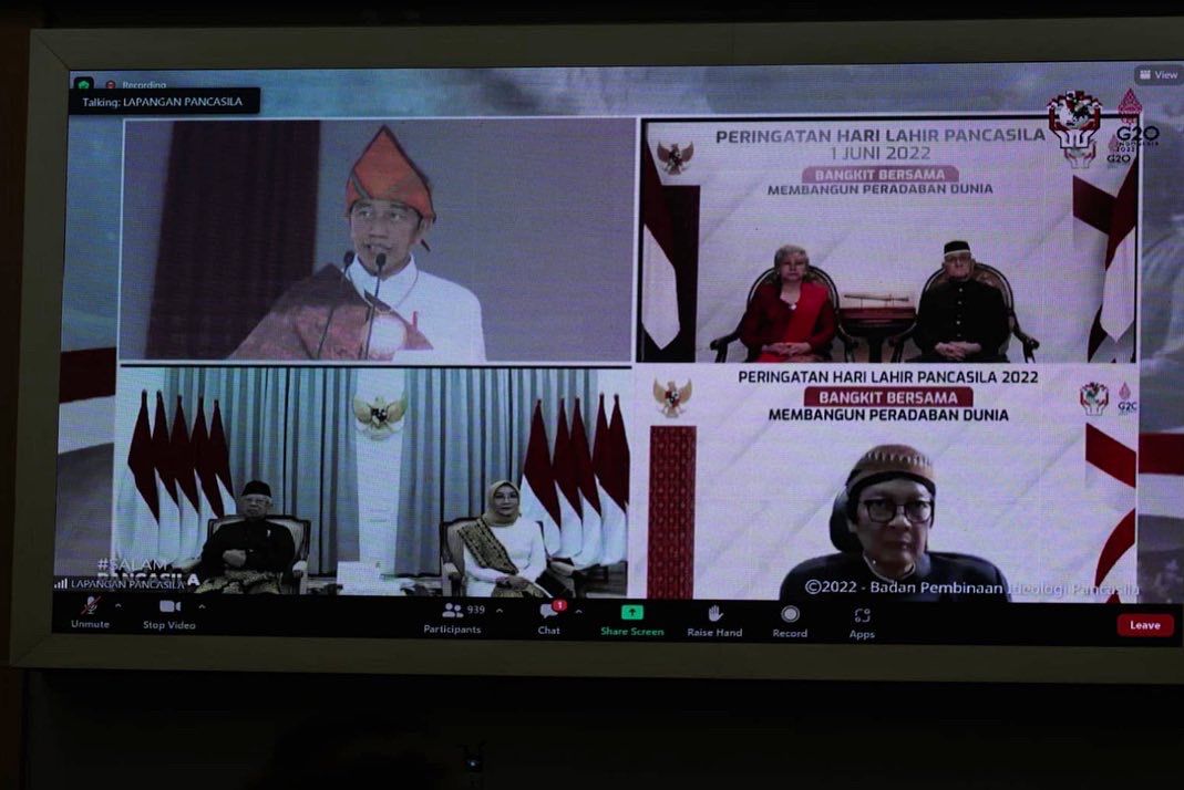 Ir. H. SA Supriono berkesempatan mengikuti Upacara Peringatan Hari Pancasila secara virtual bertempat di auditorium Binapraja kantor Gubernur Sumsel, pada hari Rabu (1/6). (Foto : Humas Prov. Sumsel)