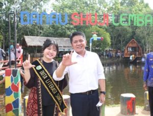 H. Herman Deru didampingi oleh Duta Literasi Sumsel, Ratu Tenny Leriva meresmikan Pojok Baca Percha Leanpuri bertempat di Destinasi Wisata Danau Shuji, Desa Lembak, Kecamatan Lembak Kabupaten Muara Enim, pada hari Sabtu (4/6). (Foto : Humas Prov. Sumsel)