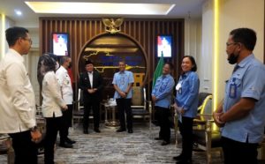 Gubernur H. Herman Deru disela-sela menerima audiensi Kepala RRI Palembang Drs. Joko Purnomo M.M bertempat di ruang tamu Gubernur Sumsel, pada hari Rabu (8/6) siang.(Foto : Humas Prov. Sumsel)