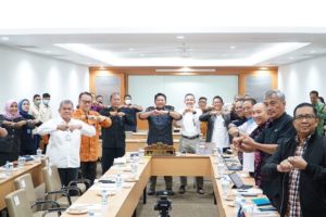 H. Herman Deru pada rapat koordinasi Regional II penguatan kontribusi daerah dalam penuntasan pembangunan JTTS di Ballroom Hotel Novotel Palembang, pada hari Kamis (9/6). (Foto : Humas Prov. Sumsel)