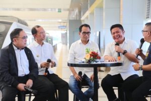 H. Herman Deru bersama Menteri Perhubungan RI Budi Karya Sumadi kembali menggaungkan gerakan kembali keangkutan umum ditandai dengan penggunakan angkutan Light Rail Transit (LRT) dari stasiun Bandara menuju Stasiun LRT Pasar Cinde kemudian lanjut menggunakan Bus Rapid Transit (BRT) dan Oplet, pada hari Sabtu (11/6).  (Foto : Humas Prov. Sumsel)