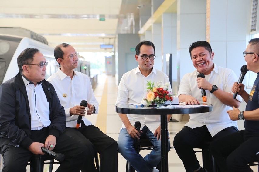 H. Herman Deru bersama Menteri Perhubungan RI Budi Karya Sumadi kembali menggaungkan gerakan kembali keangkutan umum ditandai dengan penggunakan angkutan Light Rail Transit (LRT) dari stasiun Bandara menuju Stasiun LRT Pasar Cinde kemudian lanjut menggunakan Bus Rapid Transit (BRT) dan Oplet, pada hari Sabtu (11/6).  (Foto : Humas Prov. Sumsel)
